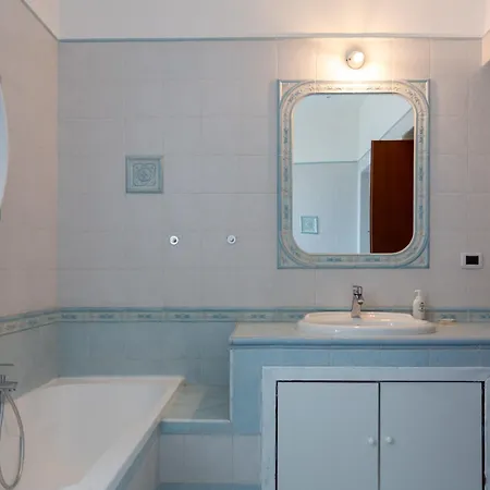 아파트 Vico Santa Maria Del Pozzo 9 *